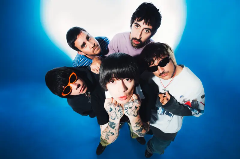 Amor Compartido es un álbum que convierte la colaboración en una forma de composición: el nuevo trabajo de Cupido