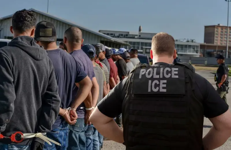 Redadas de ICE golpean al sector de la construcción porque el miedo aleja a trabajadores inmigrantes de las obras, retrasa proyectos y encarece las viviendas nuevas en Estados Unidos
