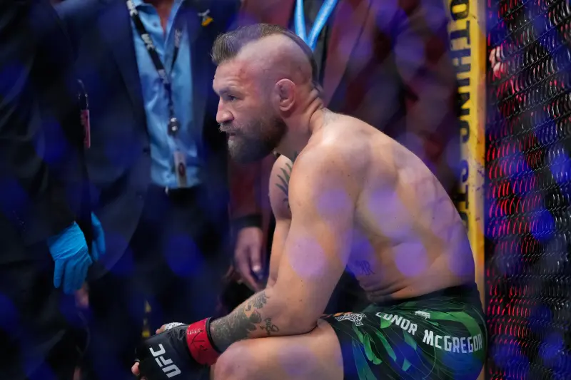 ¡Pesadilla en tres segundos! Conor McGregor se lesiona y pierde ante Max Holloway en UFC 329