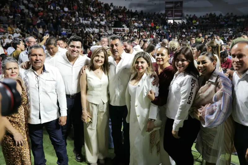 Lamarque recibe ovación de la militancia durante el 12 aniversario de Morena en Sonora