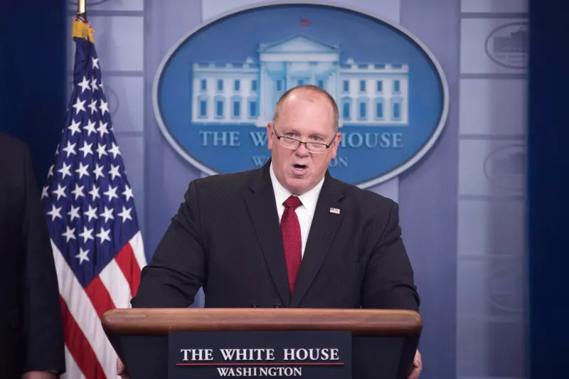 ICE revisa el reclutamiento y entrenamiento de sus agentes tras las muertes de migrantes en Texas y Maine, pero Tom Homan rechaza reconocer errores en los operativos