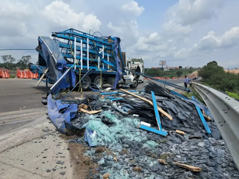 Vuelca camión con cristales en la autopista 57