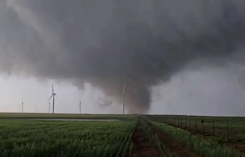 Captan tornado sobre zona rural de Santa Fe, Argentina