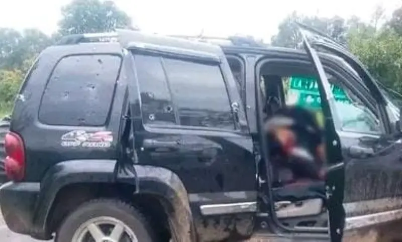 Con más de 40 balazos, asesinan a automovilista en Michoacán