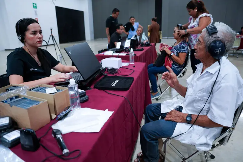 Entrega DIF Yucatán mása de 3 mil aparatos auditivos a yucatecos