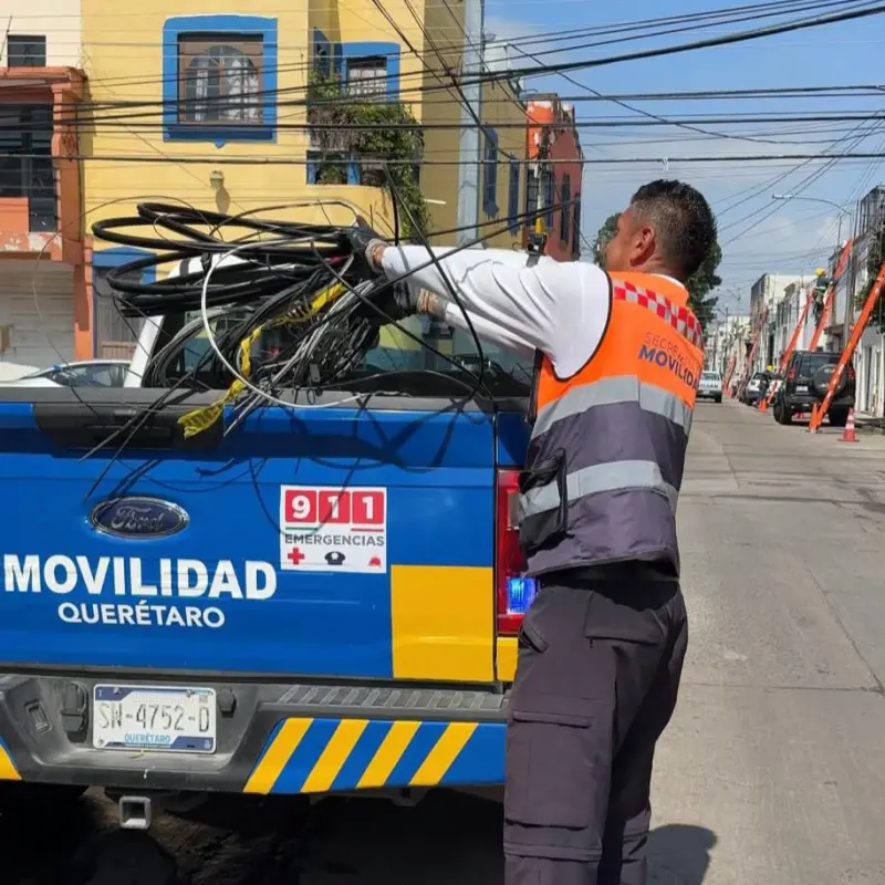 Continua el retiro de cableado en desuso de las principales avenidas de la capital