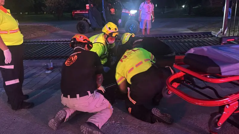Resulta persona lesionada tras caída de portón en el Parque Fundidora