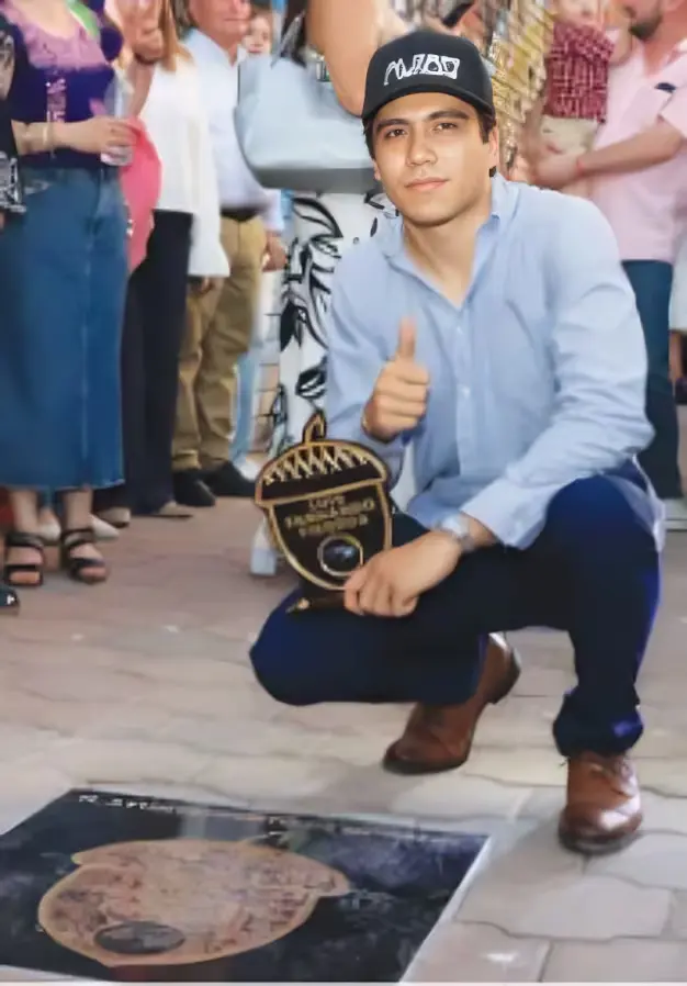 Reconocen en Nogales a estudiante creador de vehículo eléctrico