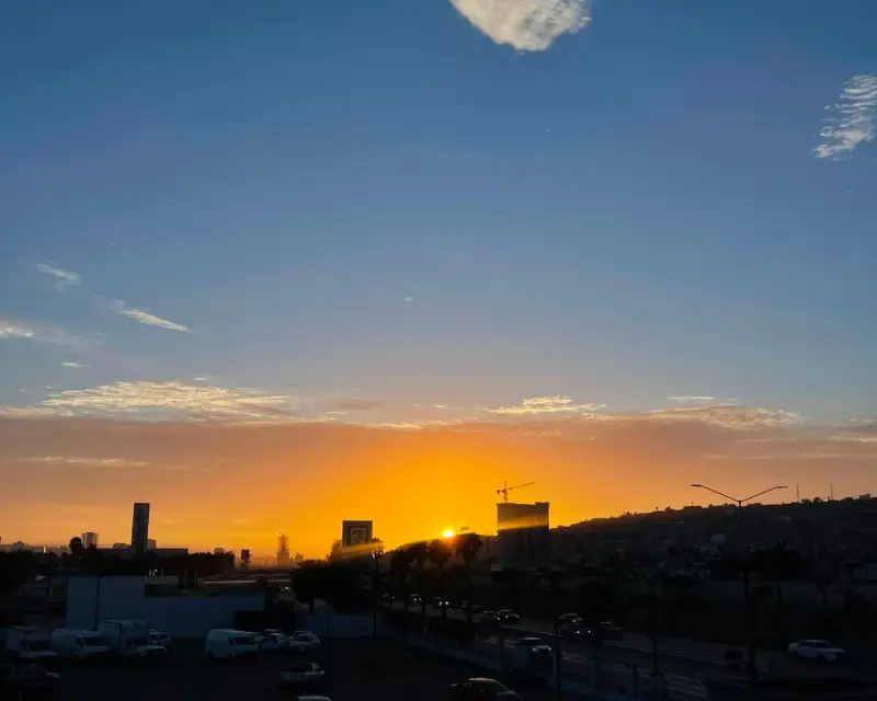 Atardecer pinta de naranja el cielo de Tijuana