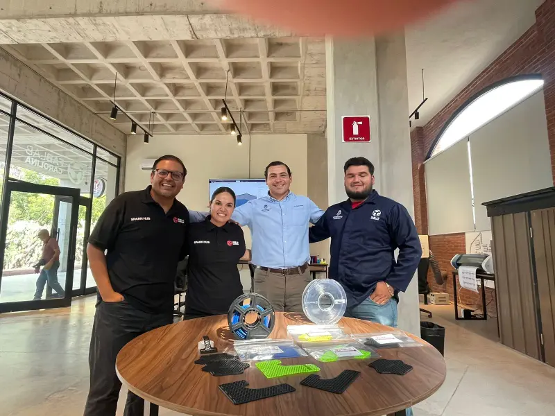 FabLab de la Universidad Carolina crea férulas 3D para apoyar a Venezuela