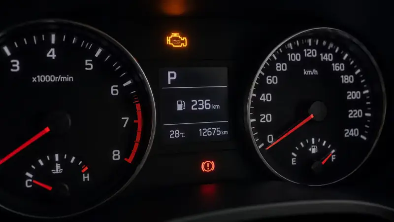 Aunque tu carro funcione con normalidad, el Check Engine encendido revela errores que la computadora conserva y que pueden impedirle obtener el holograma de verificación