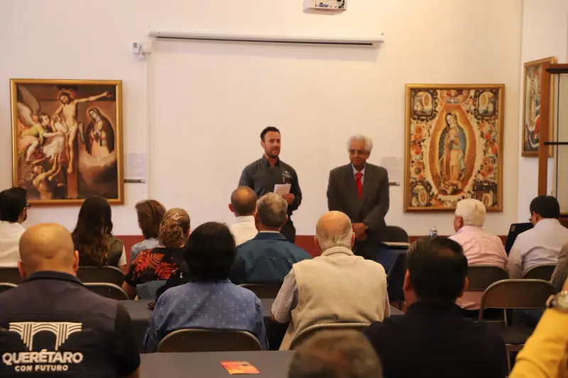 Armero imparte conferencia, en el marco de la celebración de los 10 años del Museo de Arte Sacro