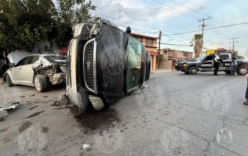 Conductor distraído se impacta contra coche estacionado en la avenida Manuel J. Clouthier