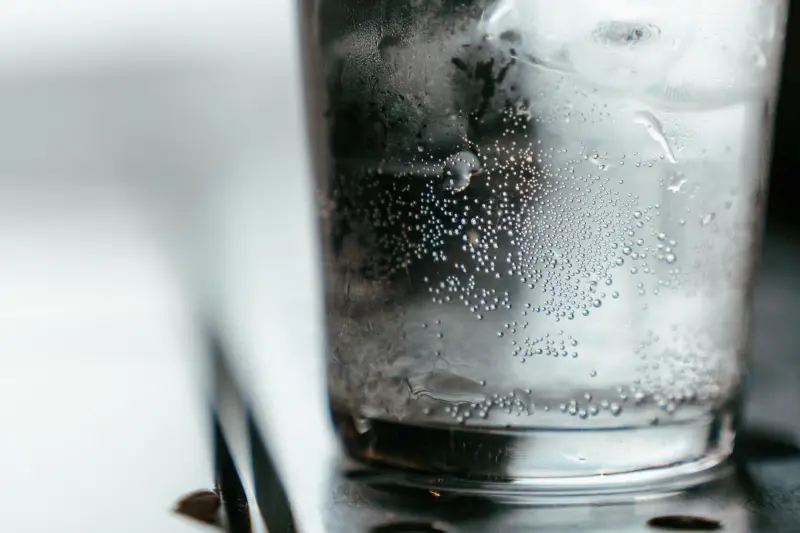 ¿Agua mineral todos los días? Estos son los beneficios que la ciencia sí respalda