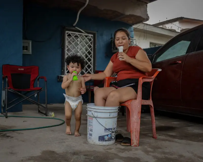 Ante calor extremo, vecinos de la colonia Mayos pasan hasta 12 horas sin luz por cambio de postes de la CFE
