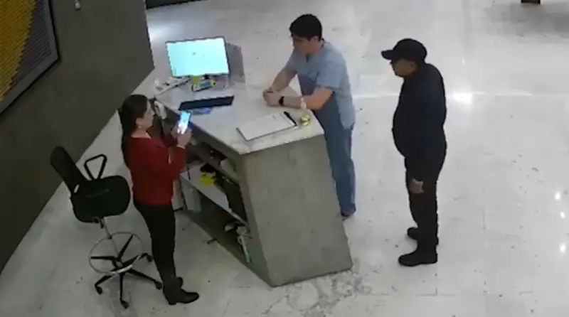 Empresario que golpeó a recepcionista podría enfrentar cargos por lesiones y fraude