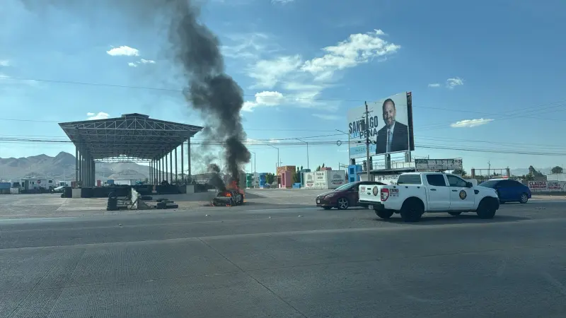 Se incendia vehículo sobre la carretera Chihuahua-Aldama