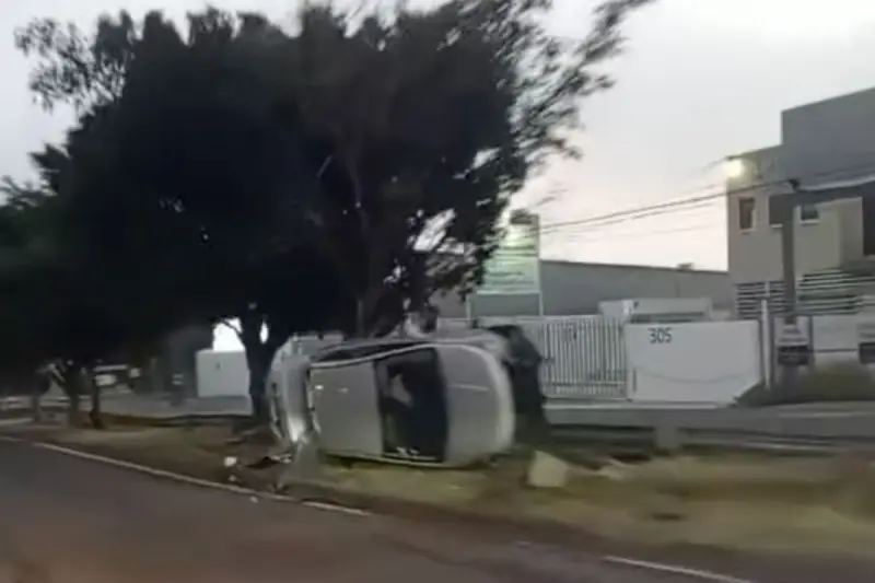 Automóvil vuelca frente a Terminal de Autobuses de Querétaro