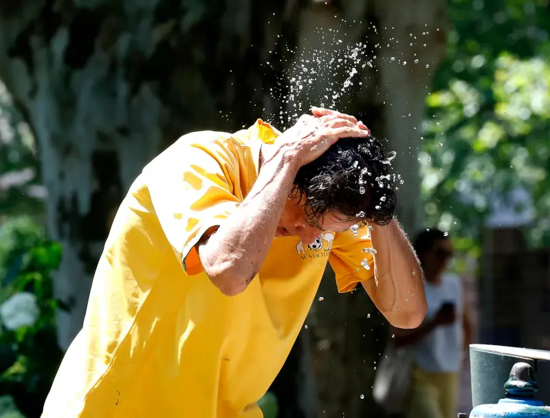 Países europeos enfrentan su tercera ola de calor y suben alertas por incendios forestales