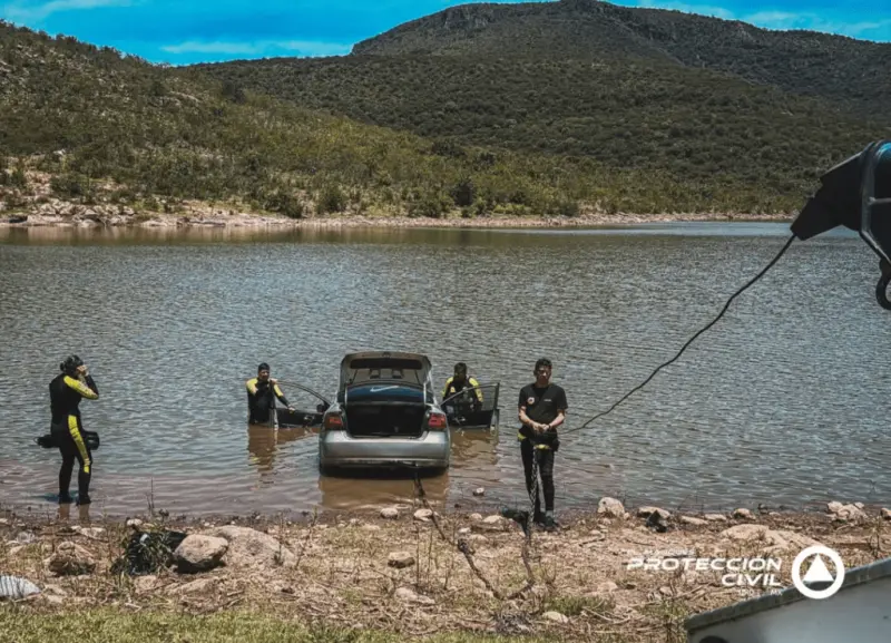 Rescatan vehículo que cayó a la Presa El Carmen; llaman a evitar ingresar con autos a cuerpos de agua