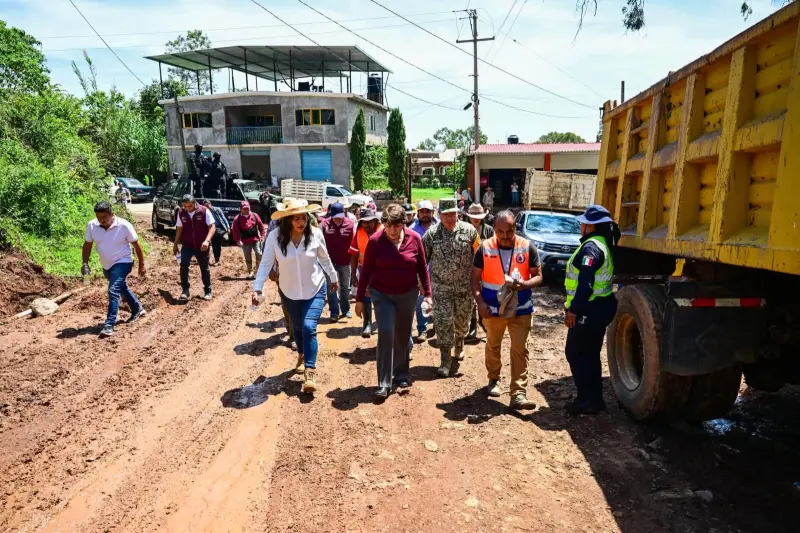 Recorre Delfina Gómez zona afectada por lluvias en Temascaltepec