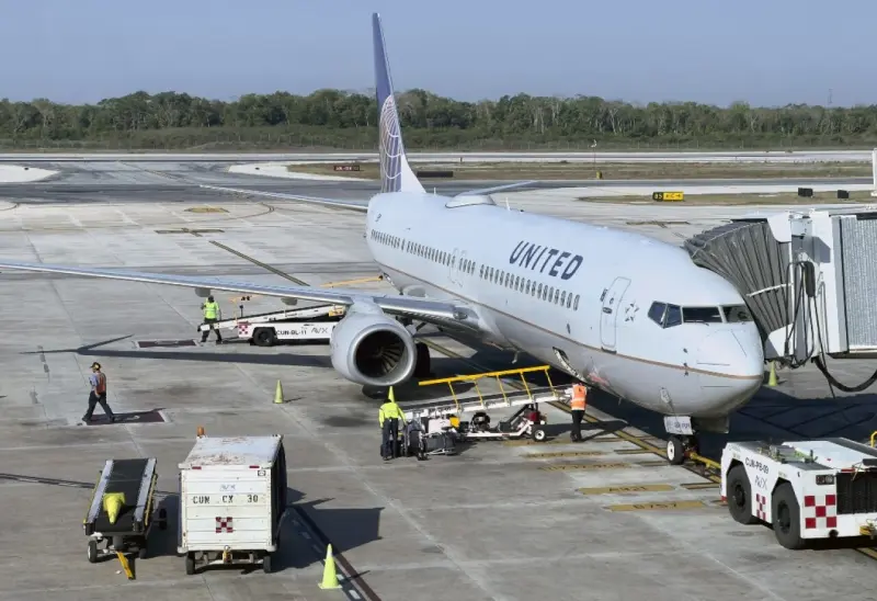 ¿Te vas de vacaciones en avión? Profeco revela tus derechos ante retrasos, cobros y cancelaciones