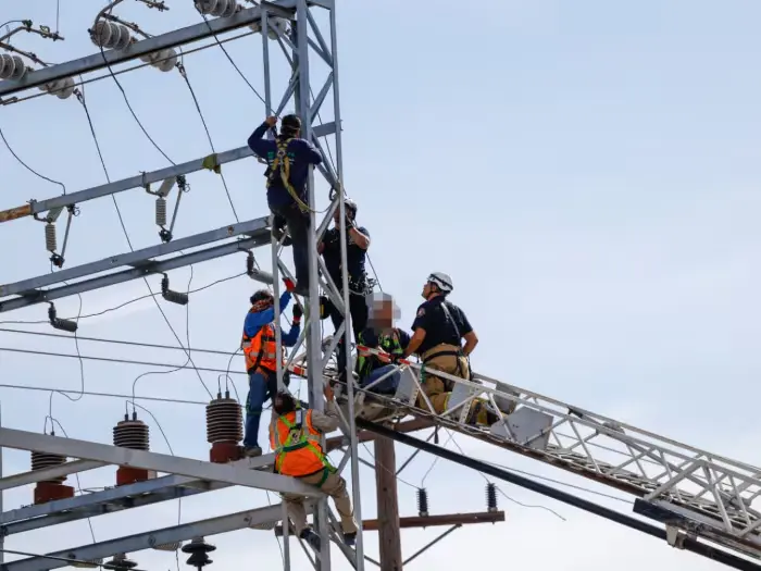 Cinco trabajadores quedan atrapados tras descarga en subestación eléctrica