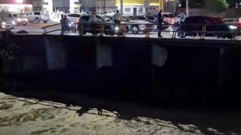 Buscan a persona que cayó a canal