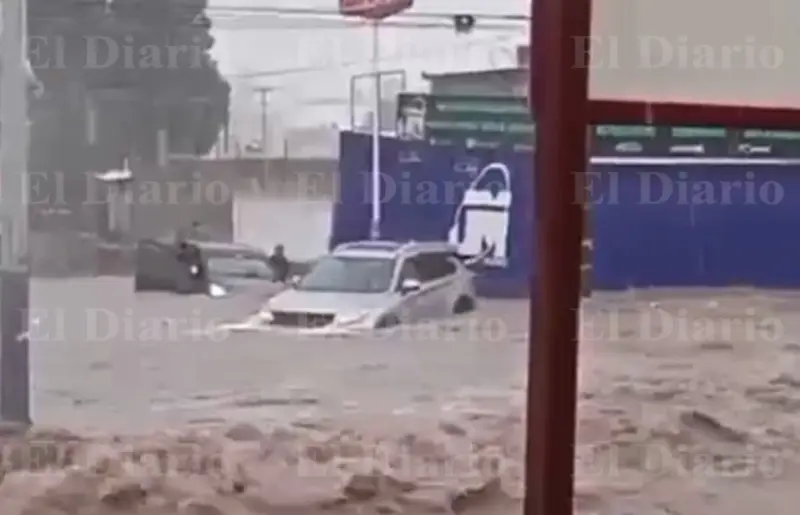 Video.- ¡Así arrastró corriente a vehículos en Chihuahua capital!