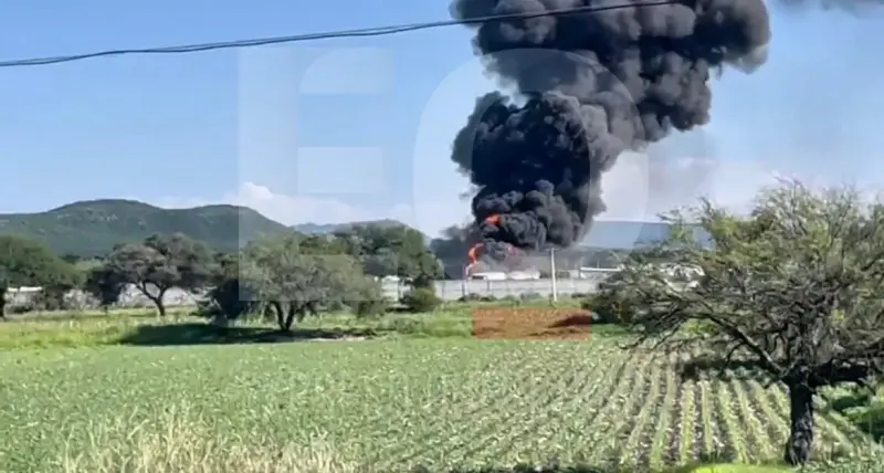 Explosiones e intenso incendio consumen pipas con combustible en pensión de grúas en Querétaro