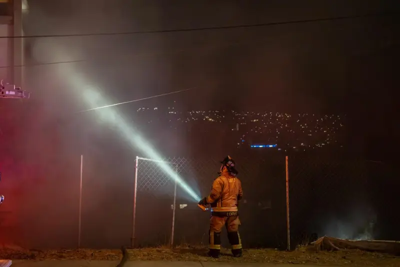 Incendio consume terreno baldío en la colonia Libertad; bomberos evitan que el fuego llegue a viviendas