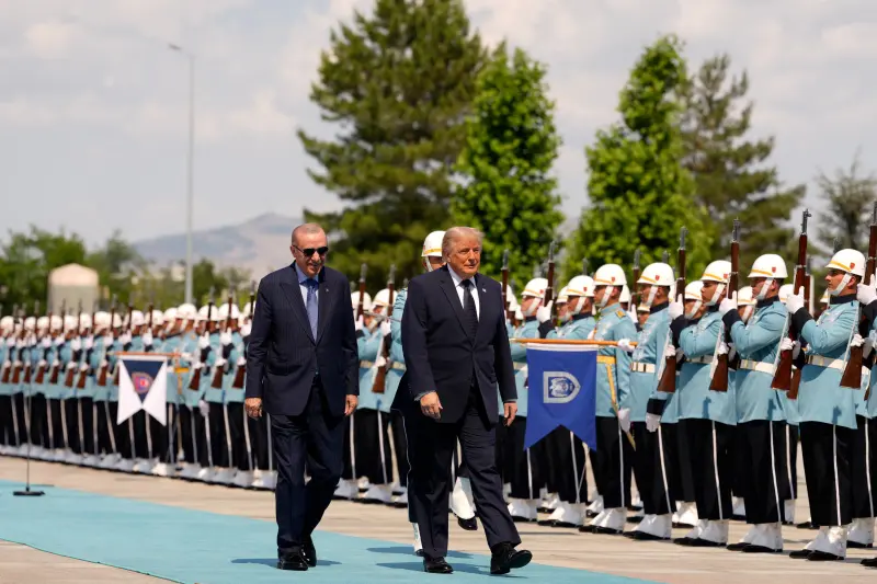 Trump insiste en que Estados Unidos debe controlar Groenlandia y reabre la tensión con Dinamarca durante la cumbre de la OTAN en Ankara