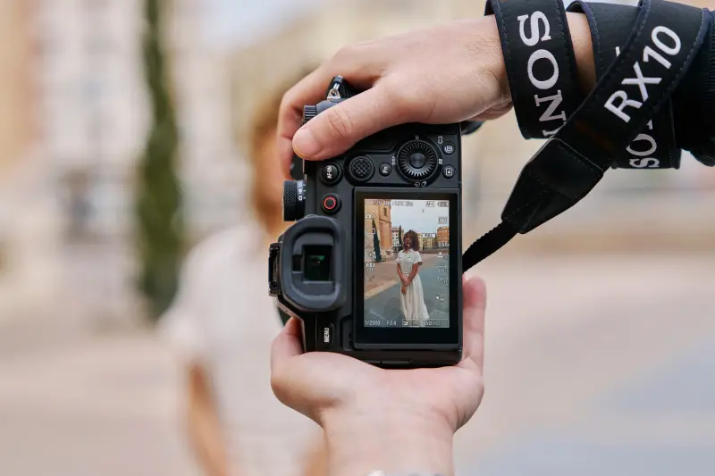 Un monstruo en un solo cuerpo: Así es la Sony RX10 V, la cámara bridge que graba a 4K/120p y tiene ráfagas de 30 cuadros por segundo