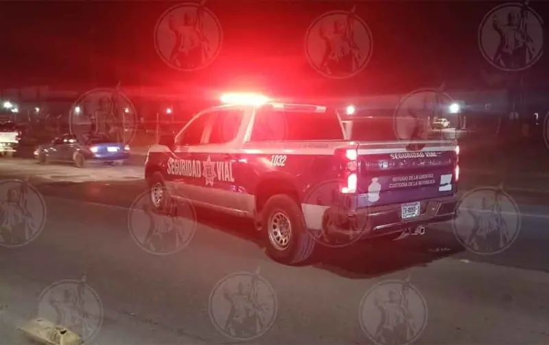 Tahoe gris arrolla a mujer sobre banqueta y huye en Colonial del Sur