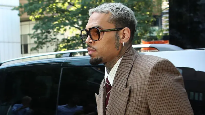 Chris Brown se declara culpable por una pelea en una discoteca londinense en 2023