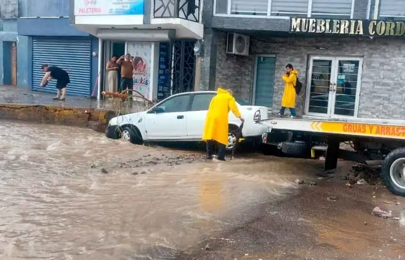 Vehiculos atrapados, inundaciones y derrumbes el saldo de lluvias en Parral