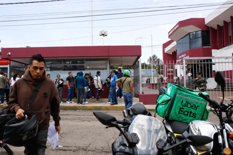 Caos por Ley Casco: SMT pospone entrega de engomados y desata protestas