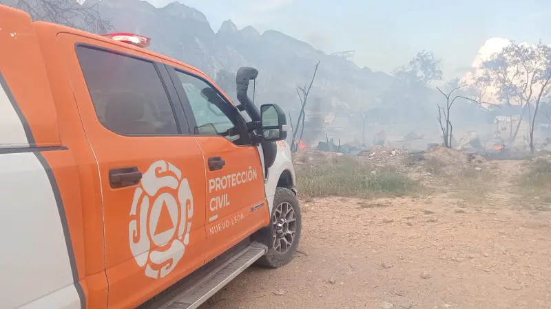Controlan incendio que consumió hasta 20 tejabanes en Santa Catarina