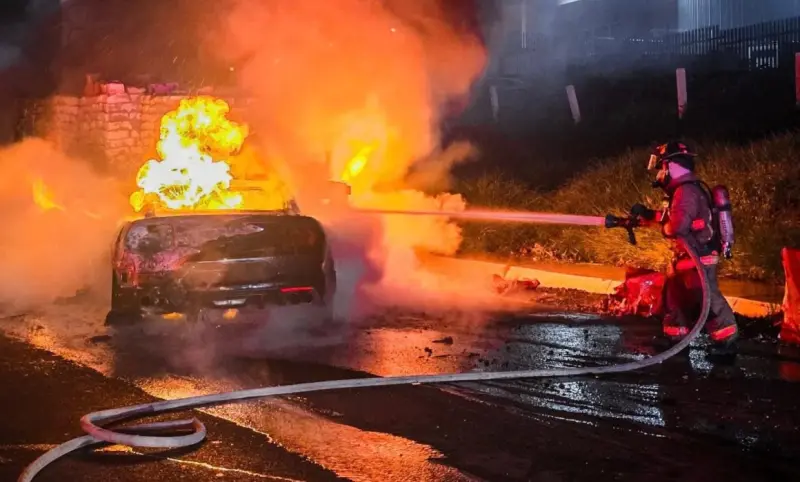 Mustang se incendia tras chocar contra tráiler en la México-Querétaro