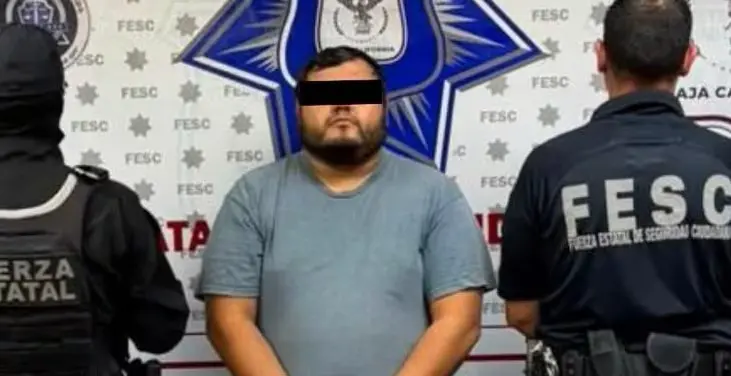 Detienen a prófugo por homicidio cuando lo sorprendieron con un fusil abastecido en la vía pública