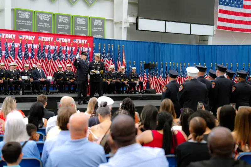Asciende FDNY a nuevos oficiales y refuerza liderazgo en los 5 distritos