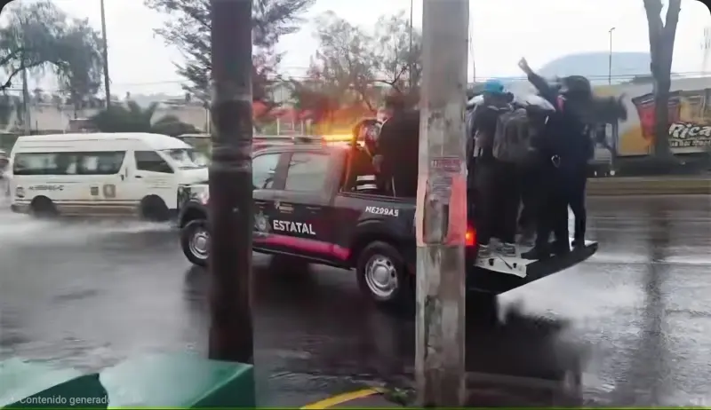 Colapsan avenidas en La Paz por lluvias; policías auxilian a varados