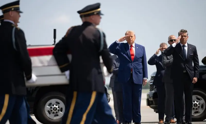 Asiste Trump al traslado de 4 militares muertos en ataques de Irán