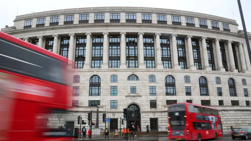 Economía británica recupera algo de crecimiento mientras Burnham se prepara para asumir el poder