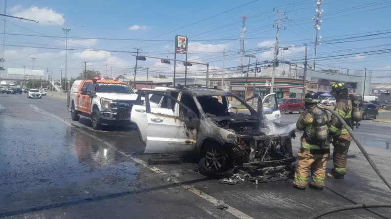 Atiende Protección Civil NL incendio de vehículo en San Nicolás