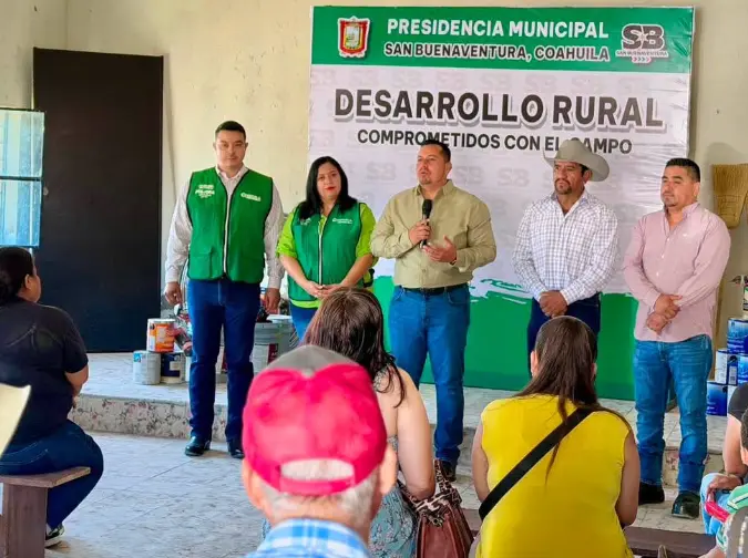 Entrega Ayuntamiento de San Buenaventura material para mejorar salón ejidal