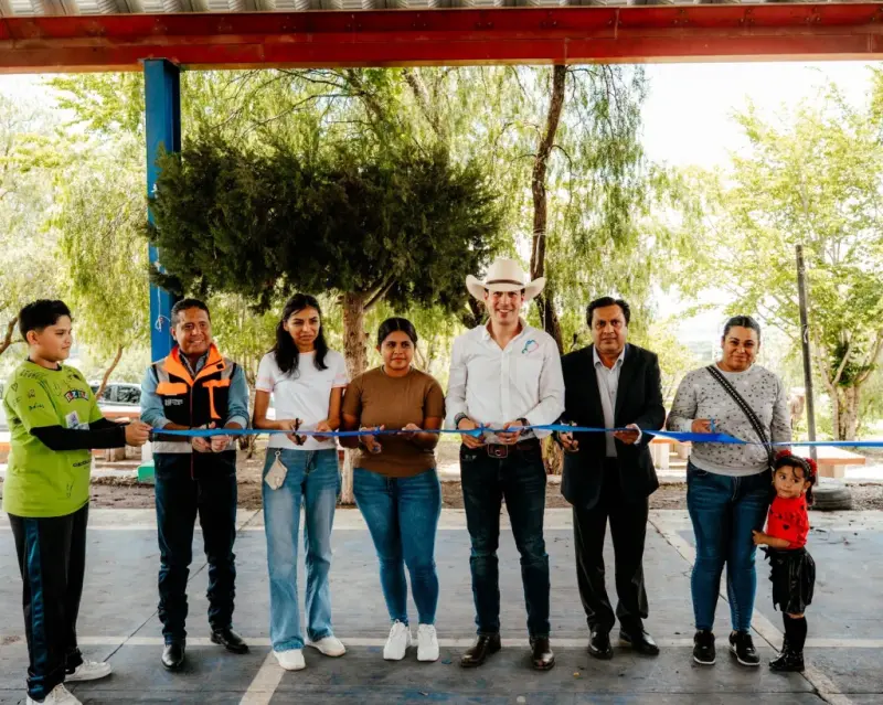 Rodrigo Monsalvo entrega obras escolares en comunidades de El Marqués