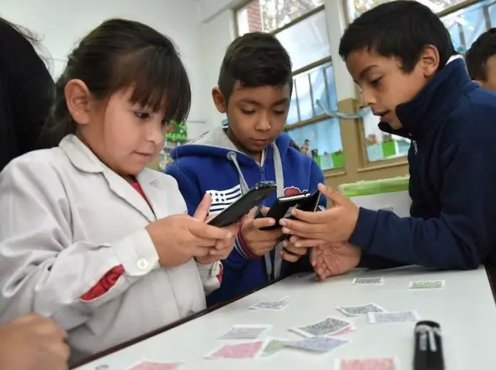 SEP realizará foros para elaborar una ley que regule el uso de redes sociales, plataformas digitales e inteligencia artificial entre menores