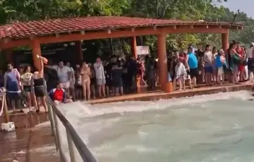 Mar de fondo llega a calles de La Unión y causa destrozos en Zihuatanejo