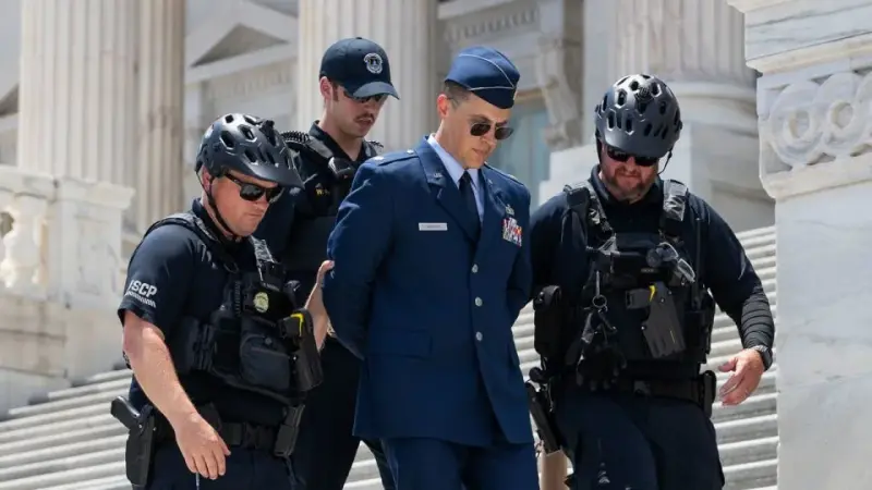 Arrestan a mayor de la Fuerza Aérea de EE.UU. tras pedir juicio político contra Trump